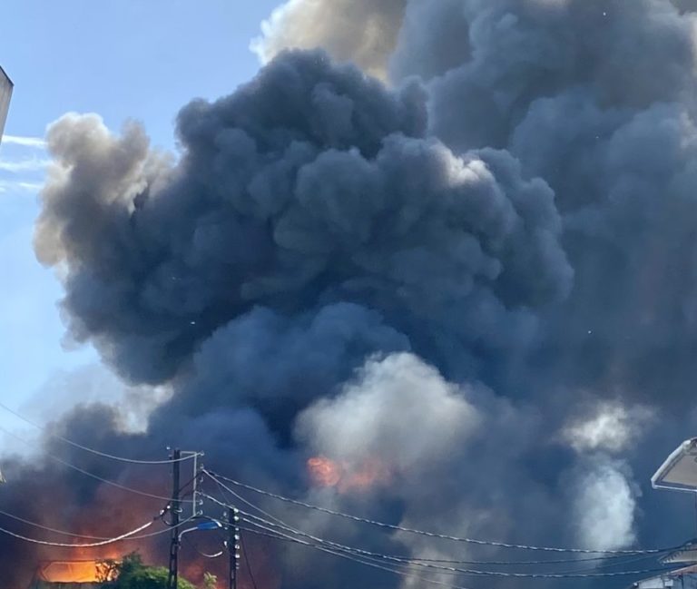 Impressionnant incendie à Pointe-à-Pitre.
