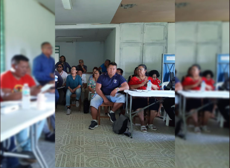 Guy Barcarel (au centre) au cours d'une réunion de travail du Grand Conseil Coutumier le 29 avril.